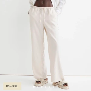 H&M slutsålda satinbyxa - Aldrig använda bara testade men köpte fel storlek så tyvärr försmå på mig:(🤍 Super fina nu till sommaren! Högsta bud är 290kr + frakt!