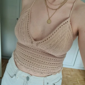 Fint hemmagjort virkat linne!  - Handgjord av mig i fint bomullsgarn. Skulle behålla den själv om den inte vore för stor. Jag är storlek 75b och passar lätt storlekar runt det. Går att justera passform rätt rejält med snörning bak.  Jag tar beställningar också, har garn i alla färger! 🌈