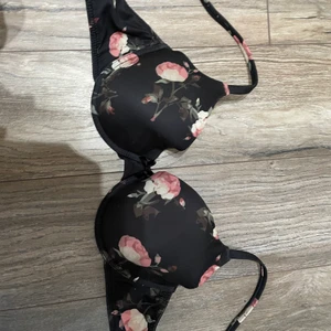 bh - bh som har storlek 85C med blommor på❤️