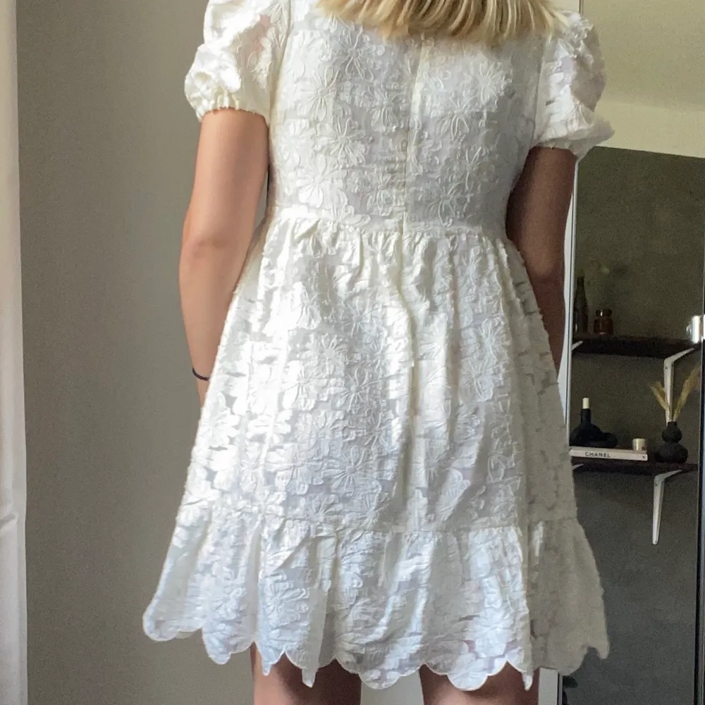 En supersöt vit klänning med fina broderier. Aldrig använd👀 därav att lappen är kvar. Köpt för 990kr. Verkligen så fin sommarklänning! . Klänningar.