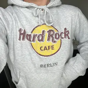 Sparsamt använd. Något knottrig. Köpt i Berlin på Hard Rock Cafe för 599kr.