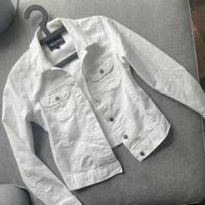 Vit jeansjacka  - Supersnygg jeansjacka som tyvärr aldrig kommer till användning 🤍 i storlek 34!