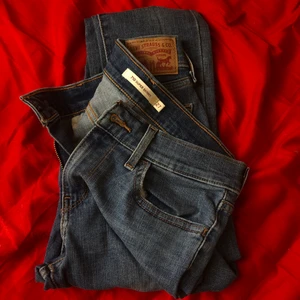 Super skinny LEVI’s  - Dom är gasbka tunna och elastiska. Bra stick Jag är 1,78cm lång och dom passar lagom. Säg till för flera bilder 