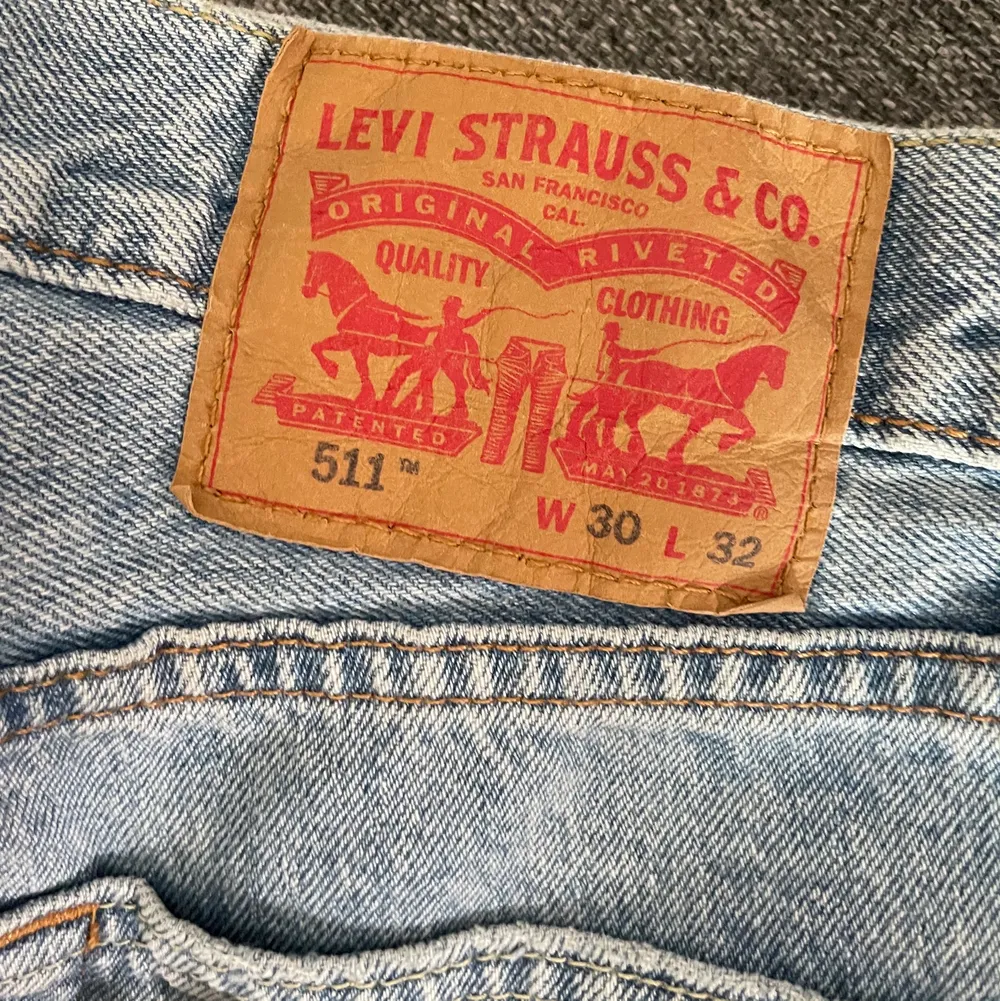 Jag säljer nu mina Levis jeans som bara ligger i en låda, så därav säljer jag dom, Storlek W 30 L 32. Jeans & Byxor.