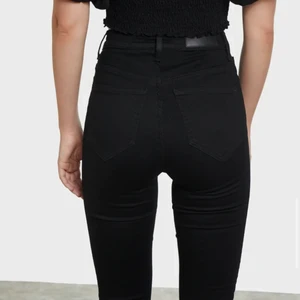 Svarta Never Denim High Waist - Svarta högmidjade jeans från märket never denim på bikbok. Modellen heter Peachy. Har använt jeansen ett par gånger och dom är super sköna! 