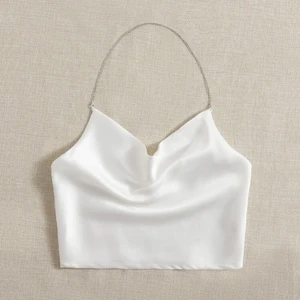 Vit topp - Vit superfin topp perfekt till sommaren, ganska stor i storleken och kommer tyvärr ej till användning 