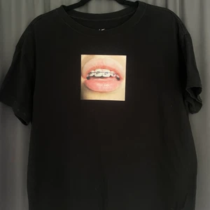 Nike t-shirt! - Jättesnygg t-shirt från Nike med ett rosa tryck💖 säljer då den inte passar mig längre, väldigt bra skick💖 skriv för mer bilder