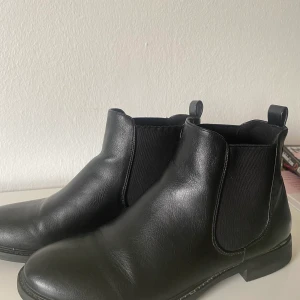 Snygga fakeskin skor! - Jättesnygga skor till hösten, bekväma och håller sig rena! Nästan aldrig använda så bra skick!