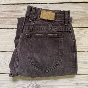 Bruna Lee Jeans - Bruna högmidjade jeans av märket Lee