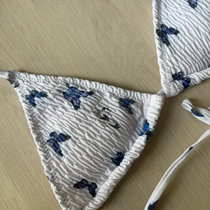 Bikini fjärilar - En vit bikini med fjärilar på, köpt på SHEIN men är alldeles för liten för mig (har C kupa), så rekommenderas för någon med B kupa eller mindre. Bikinin är aldrig använd💘