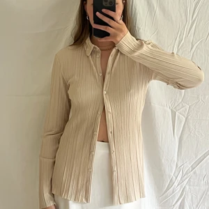 plisserad skjorta från Weekday - Beige plisserad skjorta från weekday, stl 36! Köparen står för frakten :)