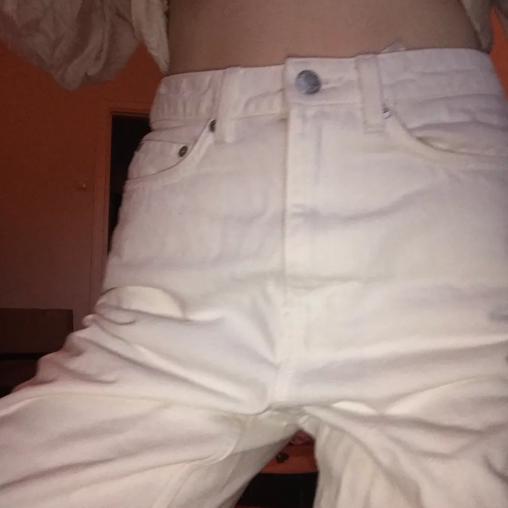 Ett par vita weekday-jeans. Raka i modellen och så snygga nu i sommar! Bra skick!!🥰. Jeans & Byxor.