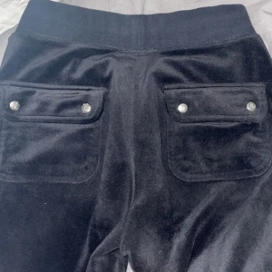 Juicy couture  - Intressekoll på mina svarta juicy byxor! Kommer knappt till användning så därför gör jag intressekoll på dem 💓