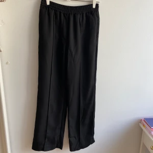 Kostymbyxor arket  - Säljer mina favoritkostymbyxor från arket som tyvärr inte passar längre. De har en jätteskön resor i midjan med snörning på insidan (som på ett par mjukis) vilket gör att man kan bestämma hur tight de sitter. Stl.38 perfekt längd för mig som är 165 cm 
