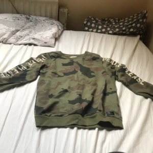 Långärmad tröja  - Den e jätte var och funkar som en kaka om vintern 