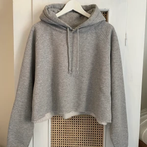 BikBok Cropped Hoodie, strl L - En hoodie i croppad avslappnad modell. Jag bär strl S/M i vanliga fall men har den här i L för en lite oversized fit. Som ny, använd ca 5 ggr. 