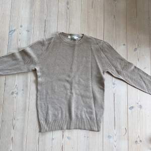 Beige pull over i god kvalitet. 100% bomull