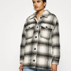 Oanvänd kappa ONLY i stl S - Oanvänd kappa från ONLY Stl S