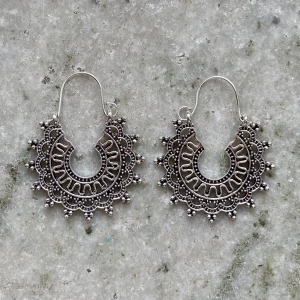 Örhängen - Sjukt fina örhängen men jag har för många liknande redan. 4 cm räknat från hålet i örat. Möts upp i Stockholm eller skickar mot fraktkostnad 💕