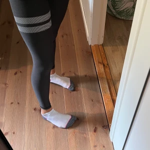 Stronger tights - Mörk gråa Stronger tight som knappt är använda. Medelhög midja. Passar mig på 165cm. Frakt tillkommer 51-57kr