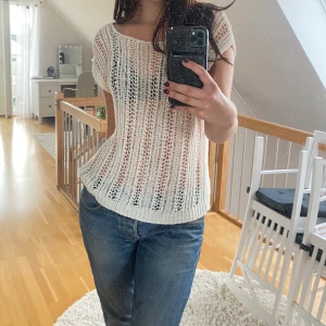 stickad tröja - benfärgad hålig stickad tröja, jättefint skick🫶🏻 storlek 40/42 men sitter bra på mig som är S vanligtvis! 