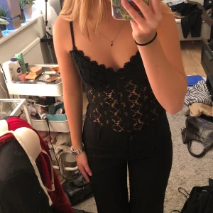 Fest topp - Säljer denna fest topp bodyn, jätte bekväm i svart🖤