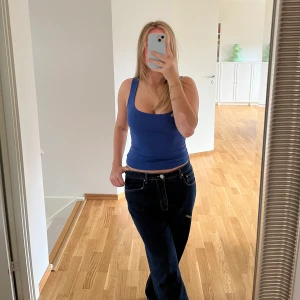 ZARA topå - Garderobsrensning!!! Kommer mer!!! Säljer denna fina topp från Zara som är i super skick. Storlek: 38 Färg: Klarblå Köparen står för frakten!!!  (OBS! Tryck inte köp nu!)