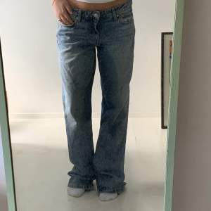 Lågmidjade jeans från weekday! Modellen är arrow och de är i storlek 29/34. Helt oanvända. Säljer eftersom de tyvärr är för långa på mig som är 166💙