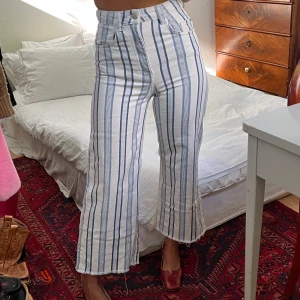 Randiga jeans  - Högmidjade randiga jeans - snyggt utsvängda vid foten. Säljs då de är försmå för mig. 