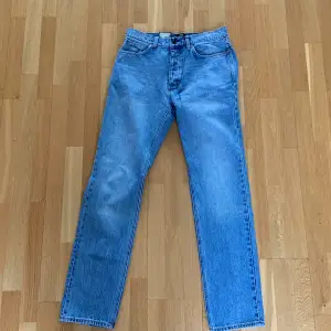Helt nya jeans från Neuw Ord pris. 1199kr Storlek 31/34 Modell: Modell studio relaxed jeans