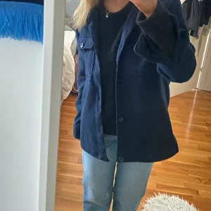 kort kappa - Så fin marin blå kort kappa som tyvärr inte kommer till användning längre💜 köpt förra året. skriv privat för flera bilder så löser jag det🫶🏼💓