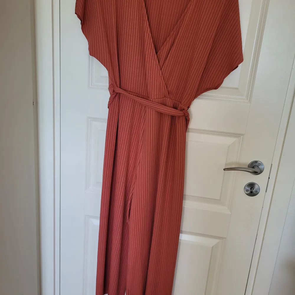 Ljusrosa byxklänning/ jumpsuit. Jätteskön byxklänning som jag använt två gånger så den är i väldigt bra skick!! Tror jag köpte från Nakd. Kostade runt 500-600kr. Säljer den för 200kr . Klänningar.