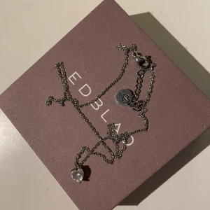 Edblad  - Säljer mitt fina silver halsband från Edblad med ett hjärta på 🤍 
