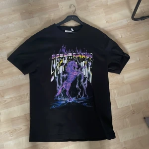 T shirt från weekday - Aldrig använt vill bli av med en t shirt jag köpt från weekday