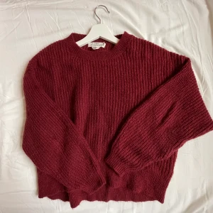 Stickad tröja - Stickad tröja från Hm som inte används!  Storlek XS men passar också S🤝