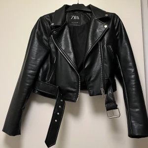 Jacka från Zara - Säljer min jacka från Zara för att den inte kommer till användning tyvärr. Knappt använd och är i fint skick! Nypris 599kr. Köparen står för frakten. 