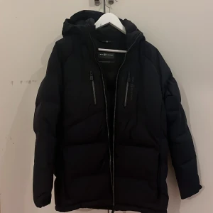 Sail Racing Jacka, Storlek 170-180 - Säljes pga att den ej passar mig längre, bra skick. Passade mig bra vid 170-185cm ungefär