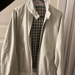 Jacka - Köpt secondhand men i bra skick, ings fläckar (spegeln som är smutsig). Beige med rutigt innertyg🤍