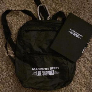 Madison beer Life support tour vip merch - Vip merchen ifrån Madison beers life support tour! Har råkat få flertal sånna av merch teamet :) Säljer dessa tillsammans och separat! 🤎 Kits [backpack + journal with pen] 300kr {3 kvar} | Backpack: 200kr {6 kvar} | Journal w pen: 150kr {3 kvar} 🤎
