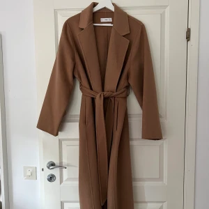 Ullkappa  - Camel färgad ullkappa från mango (handmade collection) i 50% ull. Fantastiskt kvalitet och i superfint skick då den endast kommit till användning enstaka gånger. Inköpt förra hösten för 1500kr. Magisk höstkappa som förtjänar att bäras mer. 