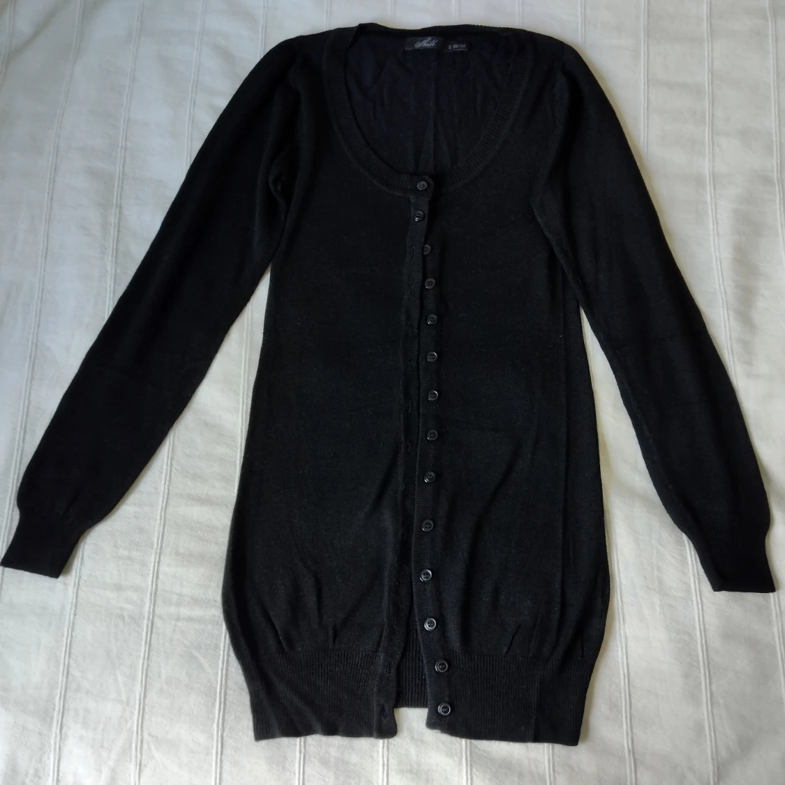 Svart stickad längre knäpptröja/kofta, storlek S 36/38