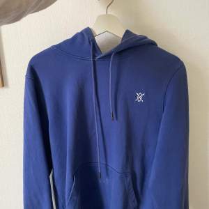 Assnygg blå hoodie, varsamt använd Herr storlek xs  