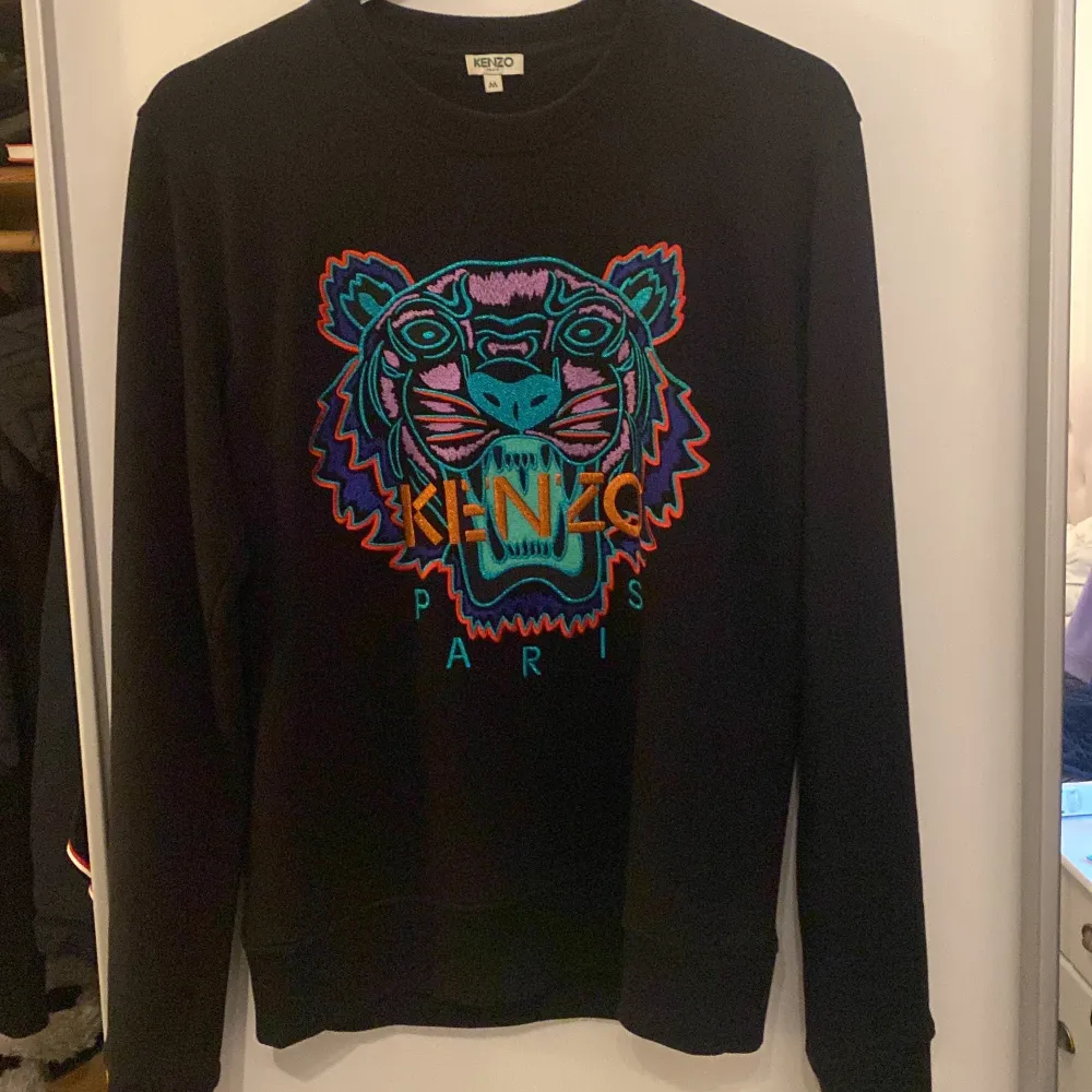 Kenzo sweatshirt köpt på NK kvitto finns ifall det önskas Storlek: M . Tröjor & Koftor.