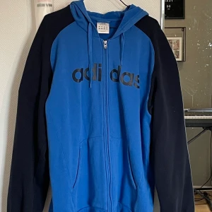 Adidas grafisk zip up hoodie - Mysig zipup hoodie Köpt på secondhand, använder inte längre Kontakta mig för fler bilder