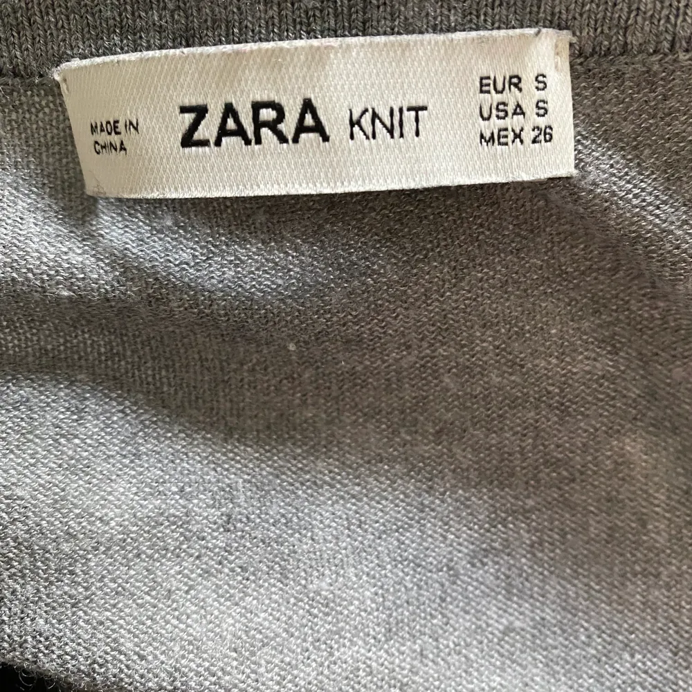 Tunt stickad tröja från Zara. Aldrig använd men tvättad därav borttagen lapp🍀Något stor i storleken passar även M. Köparen står för frakten 🌻. Stickat.