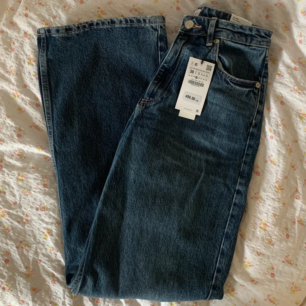 Såå snygga oanvända jeans från zara!💙 Mid rise, full length, wide leg! Köparen står för frakt 💙. Jeans & Byxor.