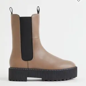 Säljer dessa helt nya oanvända boots ifrån hm i stolrek 35, prislappen finns kvar osv. 