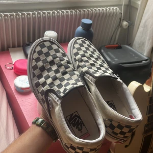 Vans slip on  - Skejtar i dem två gånger! Lite slitage på vänster foten annars så gott som nya!