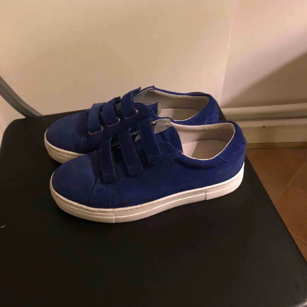 Säljer dessa snygga blåa velcros skorna i mocka från J.lindeberg i storlek 39, men passar mig som har storlek 38 också. Köpta för 1499 💕pris kan diskuteras. Skor.