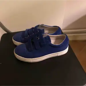 Säljer dessa snygga blåa velcros skorna i mocka från J.lindeberg i storlek 39, men passar mig som har storlek 38 också. Köpta för 1499 💕pris kan diskuteras